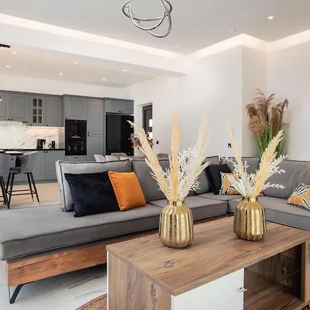 Llaha Gabrijela - Luxurious Private Escape With Pool In Nature - By Mana Gers Villa Gaitani